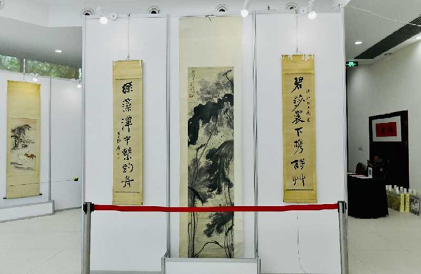 转中新网上海新闻：纪念张大千宗师诞辰120周年书画文献展在沪开幕